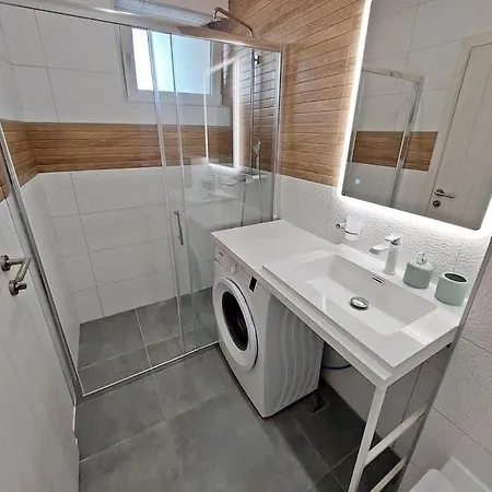 One-Room Apartment By The Beach * Betina (Sibenik-Knin)