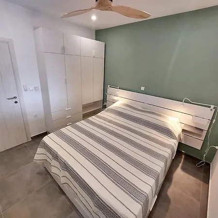 One-Room Apartment By The Beach *