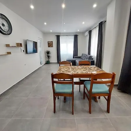One-Room Apartment By The Beach * Betina (Sibenik-Knin)